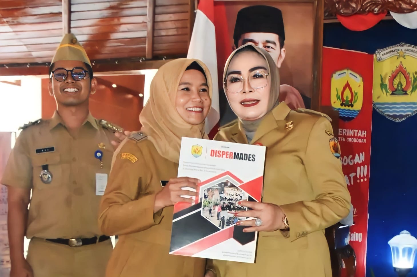 Bupati Grobogan Sri Sumarni menyerahkan Sebanyak 266 SK perpanjangan masa jabatan Kepala Desa se-Kabupaten Grobogan 