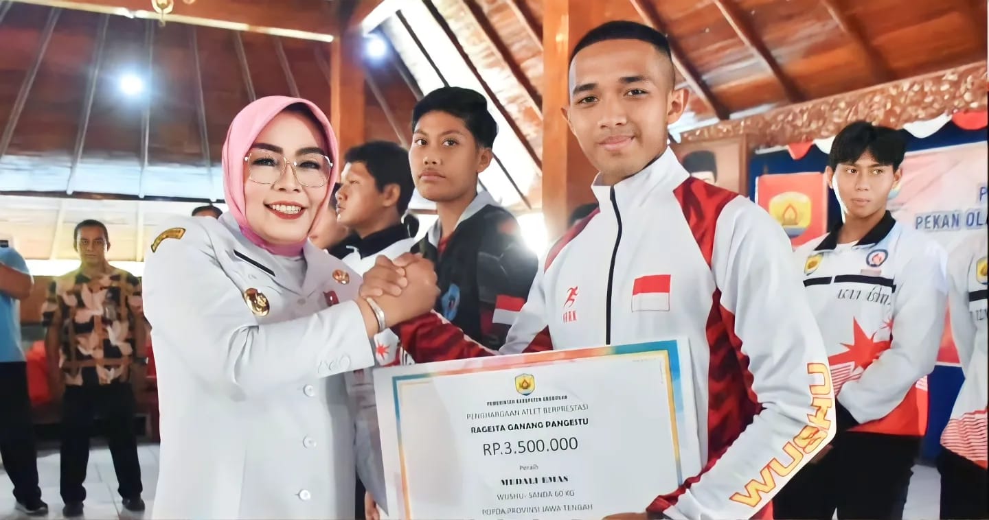 Bupati Grobogan Serahkan Bonus Atlet Peraih Popda Jateng 2023