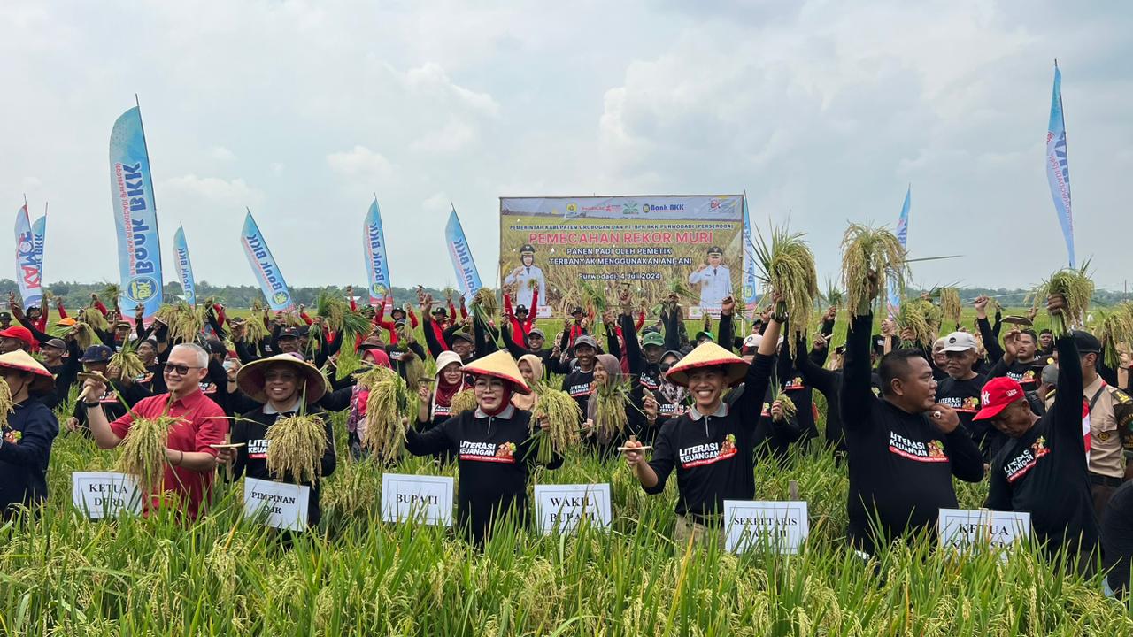 Pemerintah kabupaten Grobogan memecahkan rekor Muri Panen Padi  oleh Pemetik Terbanyak Menggunakan Ani-Ani 