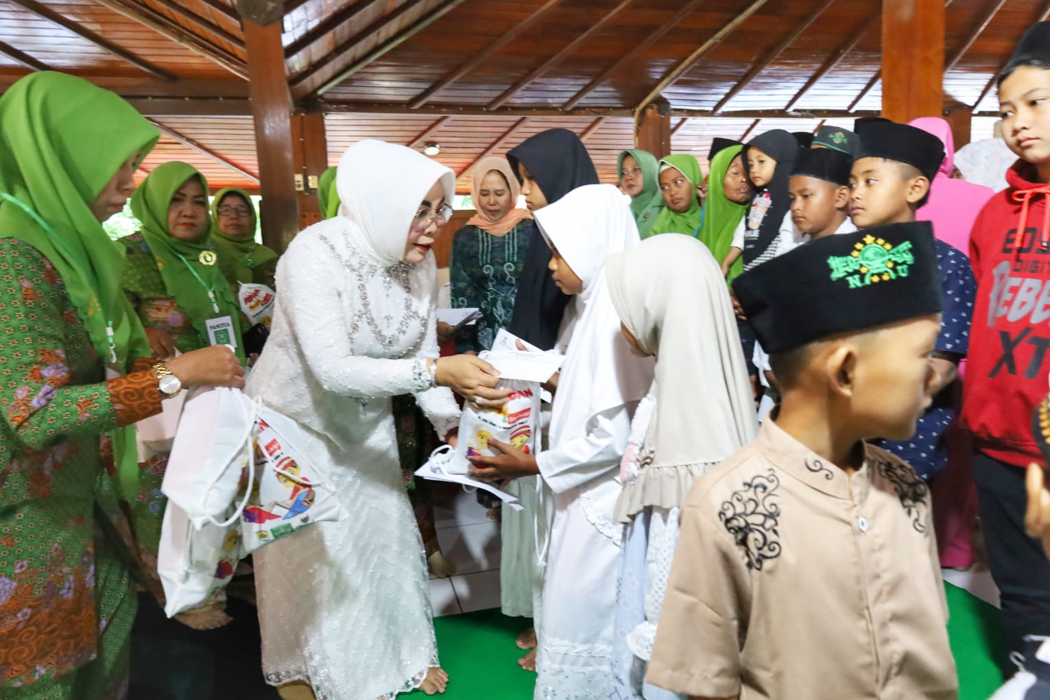 Grobogan Mengaji dan Berbagi: Bupati Sri Sumarni Berikan Santunan kepada 200 Anak Yatim Piatu