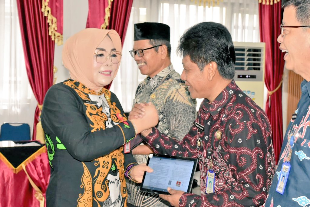 Bupati Grobogan Menyerahkan  SK Kenaikan Pangkat Periode 1 Dan SK Pensiun bagi PNS Yang Memasuki Purna Tugas
