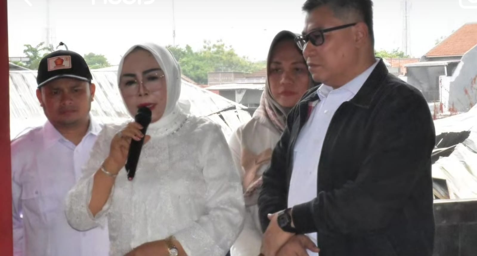 Bupati Grobogan Mendampingi Anggota DPR RI Komisi V Danang Wicaksana Sulistya Meninjau Pasar Gubug Pasca Kebakaran