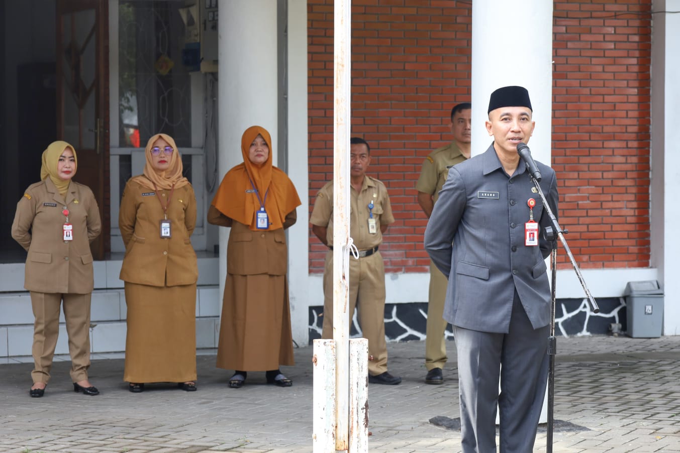 SEKDA ANANG ARMUNANTO PIMPIN APEL PEGAWAI DI DISPERAKIM KABUPATEN GROBOGAN