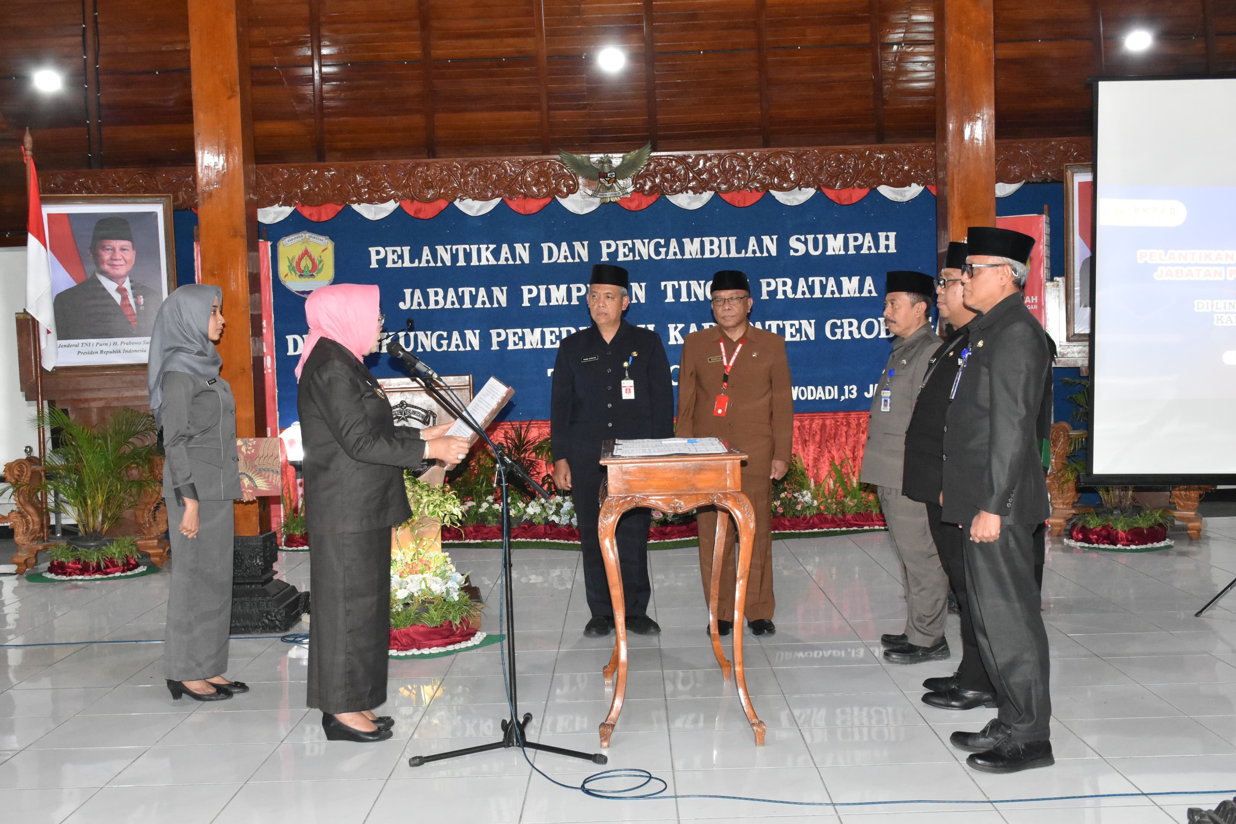 BUPATI GROBOGAN LANTIK TIGA PEJABAT PIMPINAN TINGGI PRATAMA