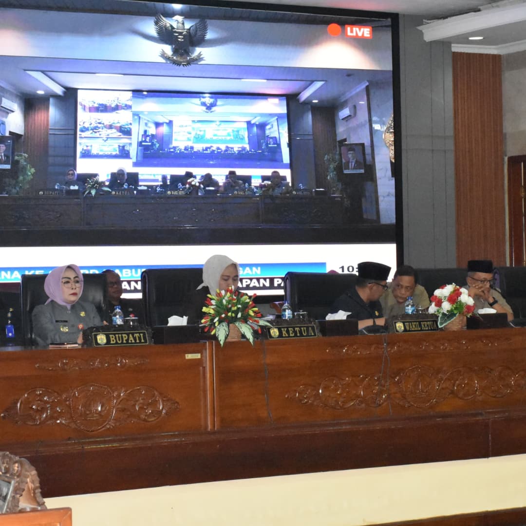 BUPATI GROBOGAN MENGHADIRI RAPAT PARIPURNA KE-2 DPRD KABUPATEN GROBOGAN