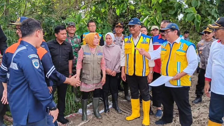 PEMULIHAN INFRASTRUKTUR VITAL DI GROBOGAN: TINJAUAN MENTERI PU DAN BUPATI SRI SUMARNI