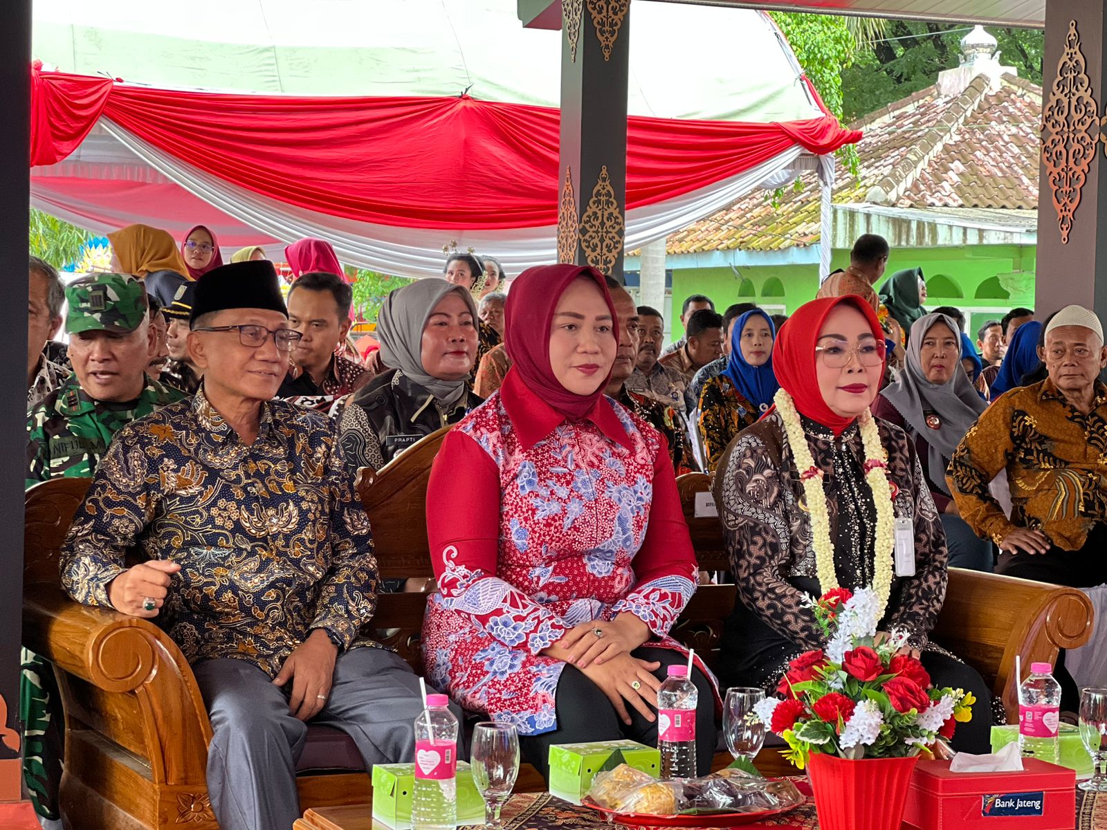 BUPATI GROBOGAN RESMIKAN GEDUNG KANTOR KECAMATAN BARU: TINGKATKAN KUALITAS PELAYANAN PUBLIK