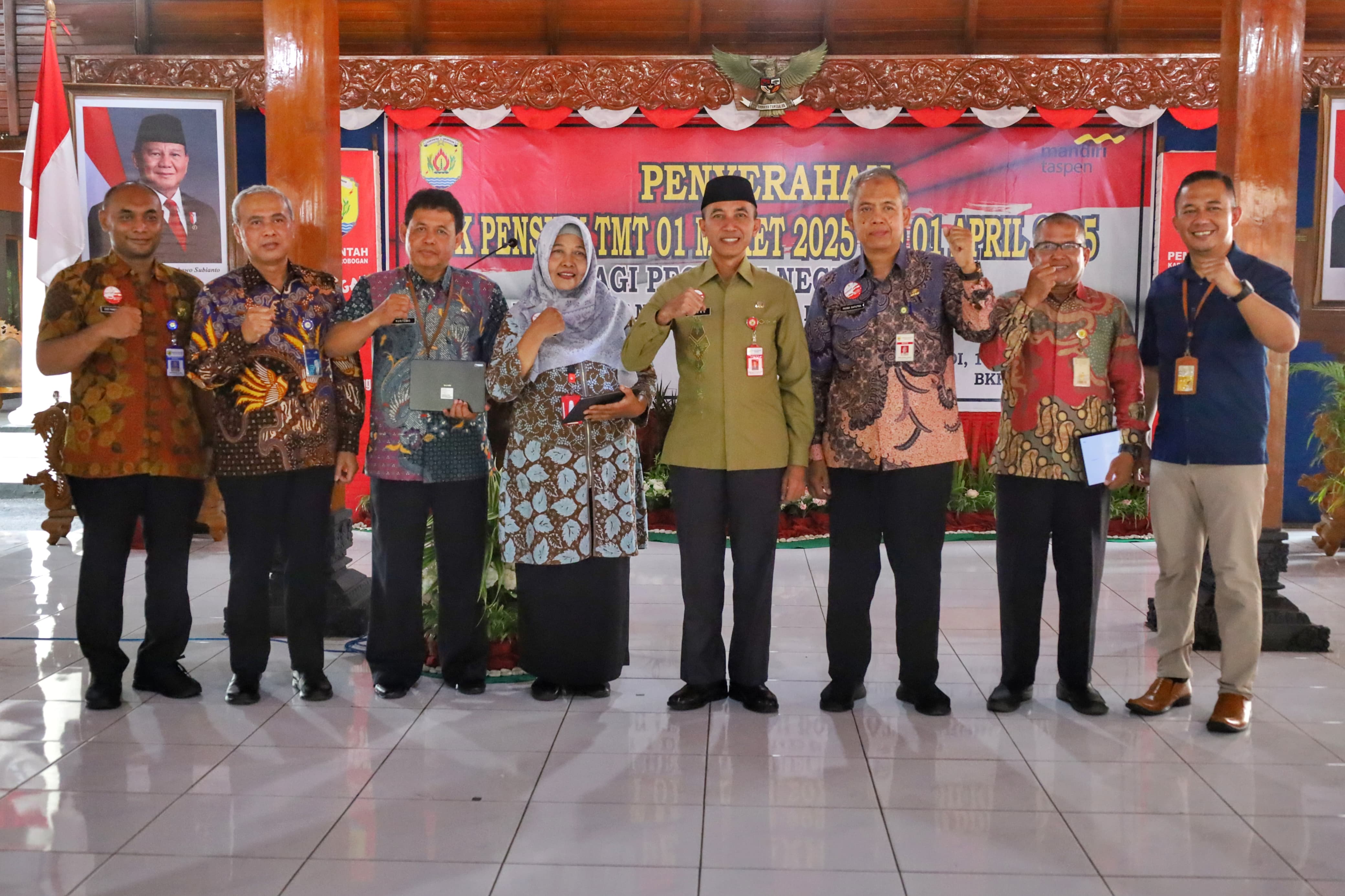 SERAHKAN SK PENSIUN: SETIAP PENGABDIAN MEMILIKI AKHIRNYA, TETAPI JEJAKNYA AKAN SELALU TERTINGGAL