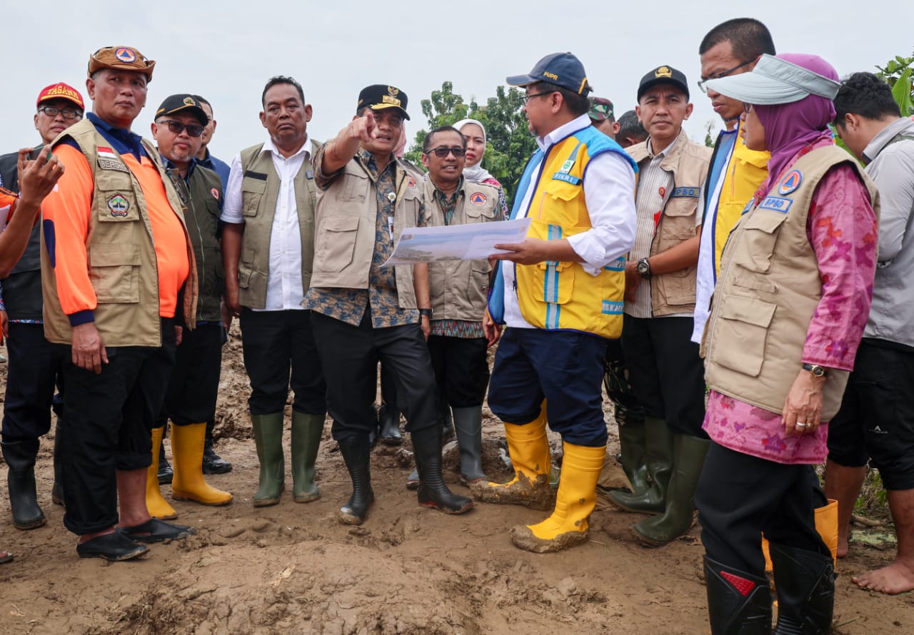 DARI PENGUNGSIAN HINGGA TANGGUL JEBOL, GUBERNUR JATENG PANTAU LANGSUNG PENANGANAN BANJIR GROBOGAN